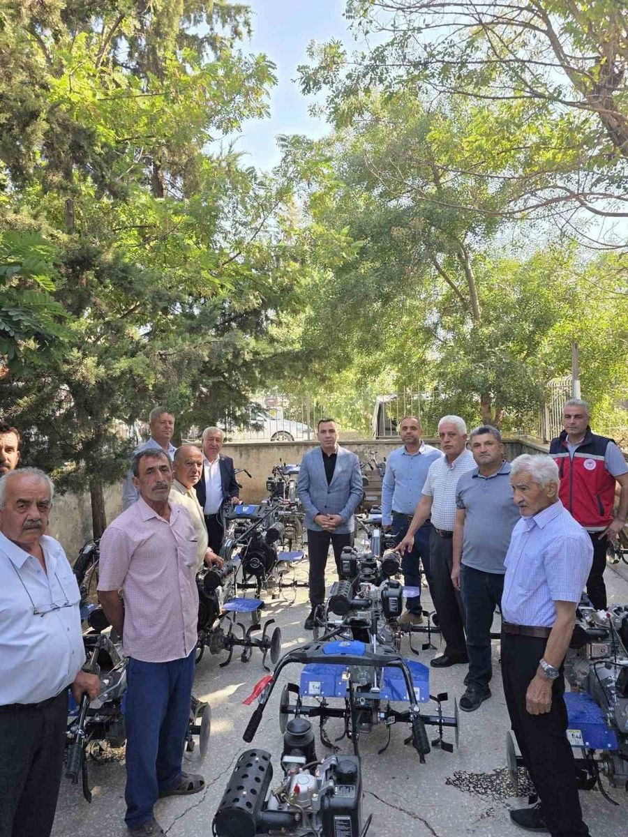 ADIYAMAN’DA TARIM VE ORMAN BAKANLIĞI TARAFINDAN YÜRÜTÜLEN PROJELER KAPSAMINDA ÇİFTÇİLERE HİBE DESTEKLİ TARIM ALETLERİ DAĞITILDI.