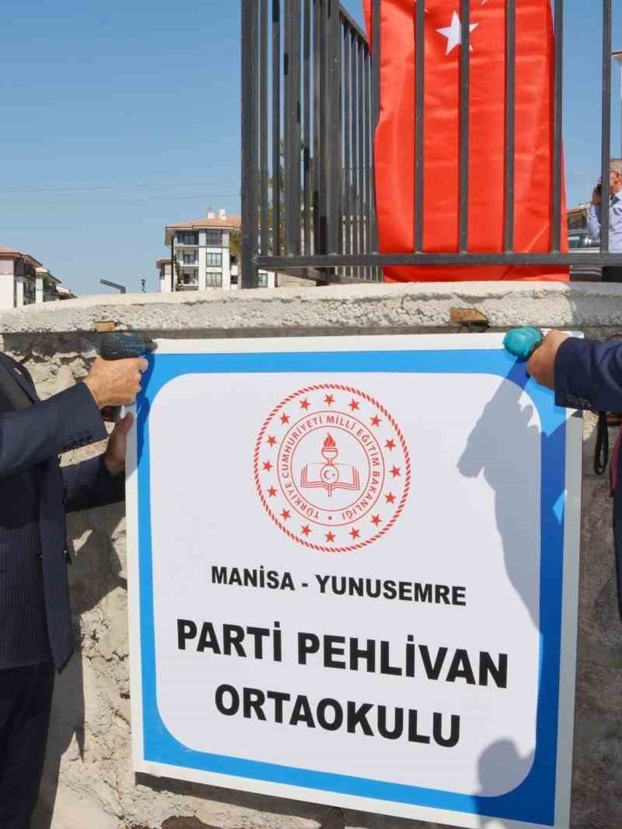 AK PARTİ GRUP BAŞKANVEKİLİ VE MANİSA MİLLETVEKİLİ BAHADIR YENİŞEHİRLİOĞLU, YUNUSEMRE İLÇESİ AKGEDİK MAHALLESİ’NDE TOKİ TARAFINDAN YAPIMI TAMAMLANAN 4 OKULU İNCELEYEREK OKUL İSİMLERİNİN TABELALARINI ASTI. TOPLAM 64 SINIFTAN OLUŞAN 4 OKULUN TOPLAM YATIRIM BEDELİNİN 415,3 MİLYON LİRA OLDUĞU BİLDİRİLDİ.