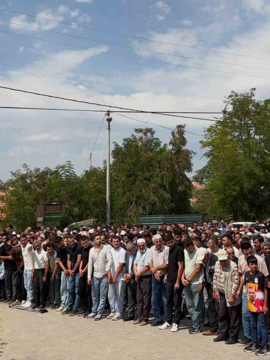 AFYONKARAHİSAR’IN ŞUHUT İLÇESİNDE MOTOSİKLET KAZASINDA HAYATINI KAYBEDEN 19 YAŞINDAKİ HAFIZ ALPEREN AKKUZU, DÜZENLENEN CENAZE TÖRENİNİN ARDINDAN TOPRAĞA VERİLDİ.