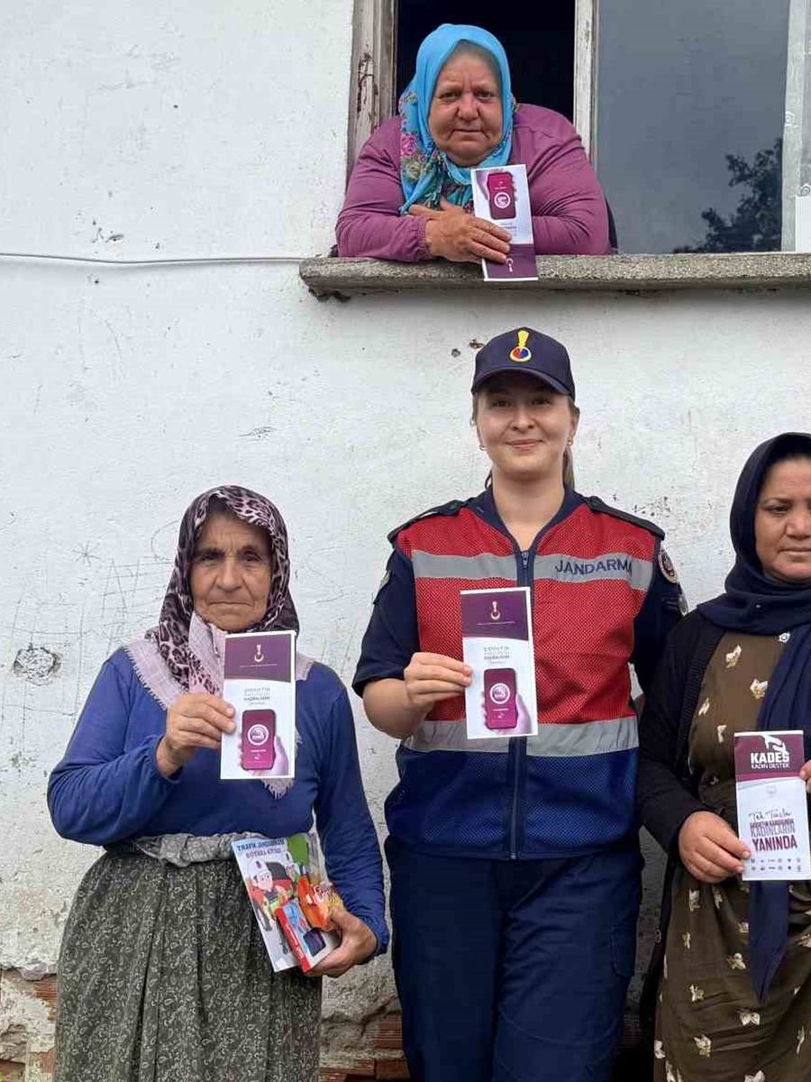 BİLGİLENDİRMEDE BULUNAN JANDARMA PERSONELLERİ