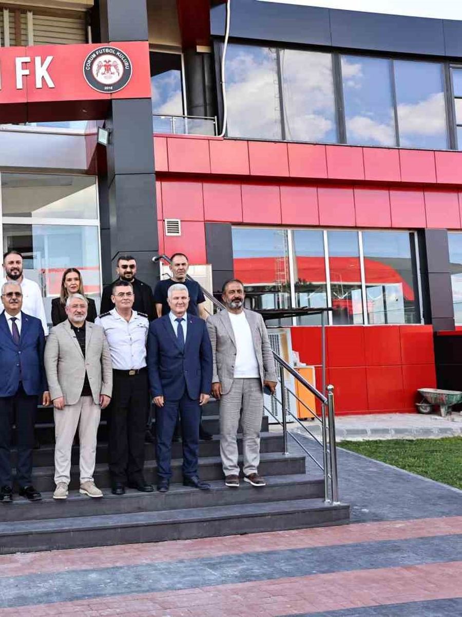 ÇORUM VALİSİ ALİ ÇALGAN, ÇORUM BELEDİYE BAŞKANI DR. HALİL İBRAHİM AŞGIN VE BERABERİNDEKİ İL PROTOKOLÜ, ÇORUM FK TESİSLERİNİ ZİYARET EDEREK KULÜP YÖNETİMİYLE BİR ARAYA GELDİ.