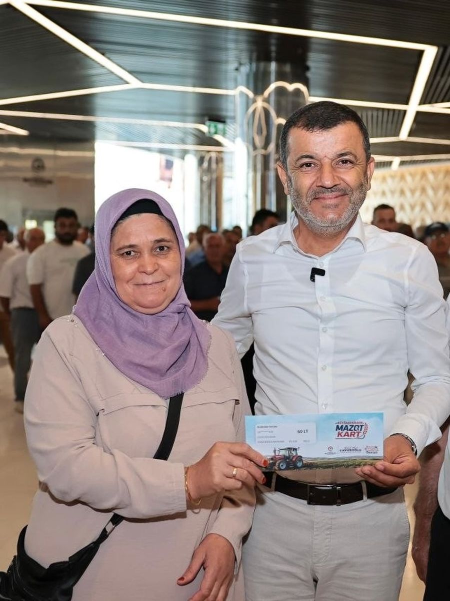 DENİZLİ BÜYÜKŞEHİR BELEDİYESİ, ARTAN GİRDİ MALİYETLERİ KARŞISINDA ÜRETİCİLERİN YÜKÜNÜ HAFİFLETMEK VE TARIMSAL ÜRETİMİN SÜRDÜRÜLEBİLİRLİĞİNİ SAĞLAMAK AMACIYLA HAYATA GEÇİRDİĞİ "ÜRETİCİLERE MAZOT DESTEĞİ PROJESİ"Nİ BAŞARIYLA TAMAMLADI. DENİZLİ GENELİNDE TOPLAM 10 BİN 66 ÜRETİCİYE 704 BİN 880 LİTRE MAZ