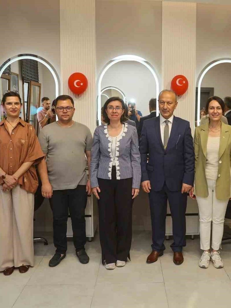 UŞAK BELEDİYESİ TARAFINDAN KADINLARIN KİŞİSEL BAKIM HİZMETLERİNE DAHA UYGUN KOŞULLARDA ULAŞABİLMESİ AMACIYLA HALK KADIN KUAFÖRÜ HİZMETE AÇILDI.