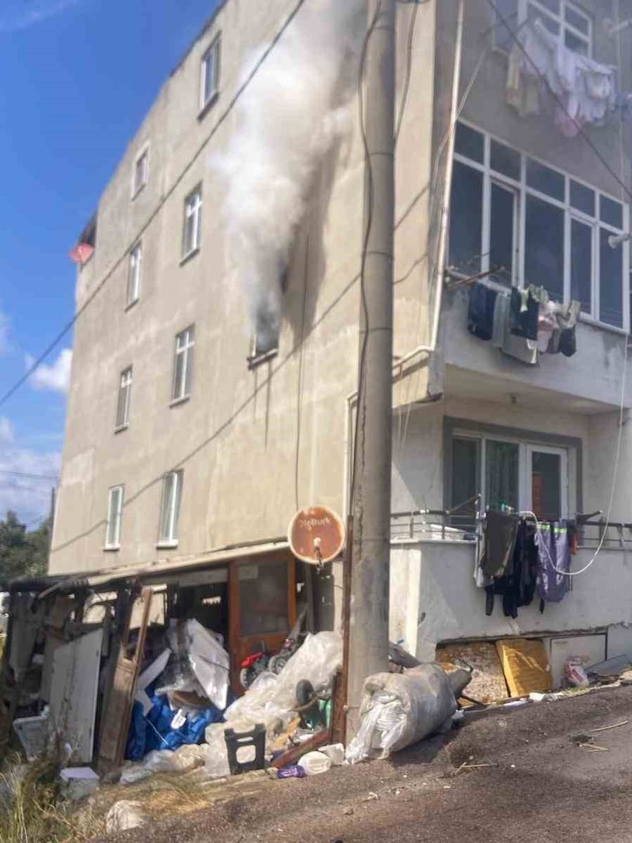 BANDIRMA'DA APARTMAN YANGINI İTFAİYE EKİPLERİNCE SÖNDÜRÜLDÜ