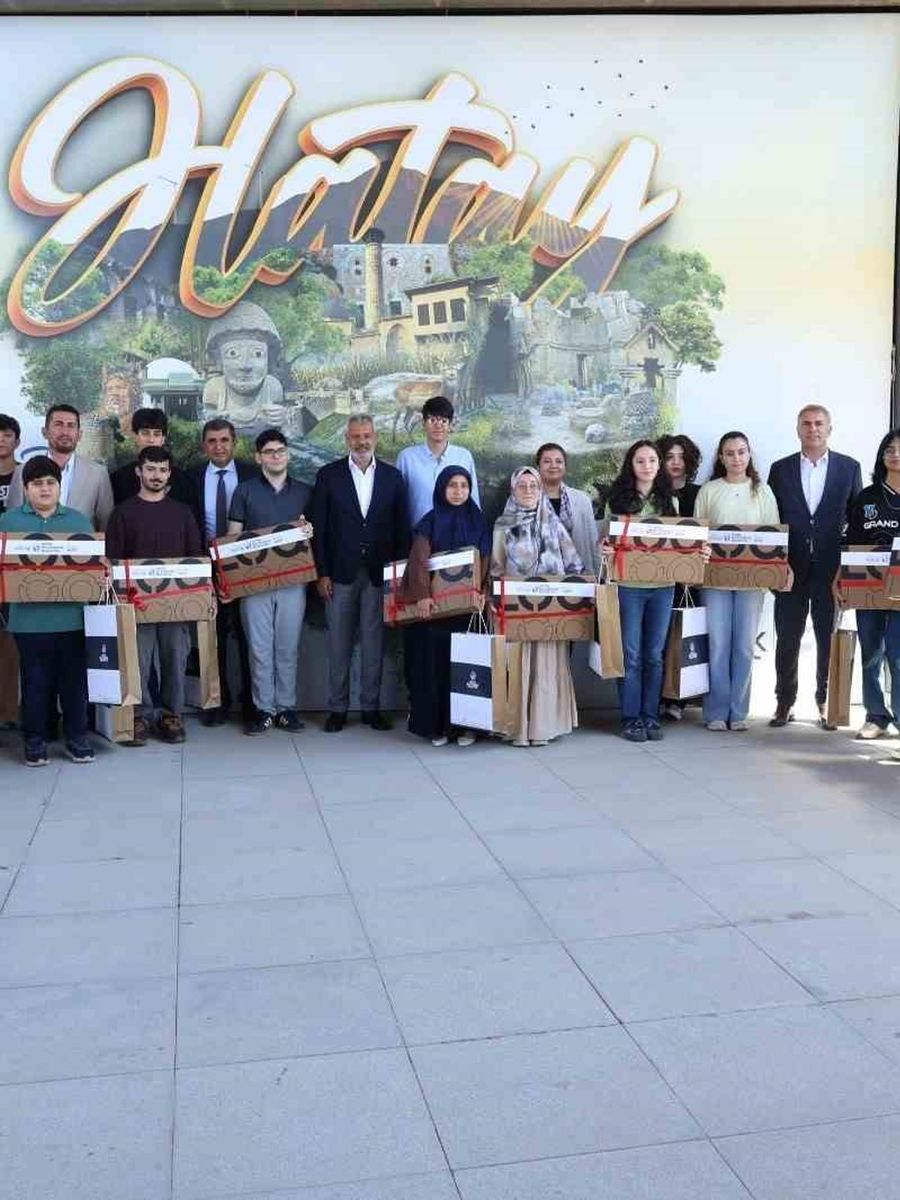 HBB BAŞKANI MEHMET ÖNTÜRK, YKS VE LGS’DE DERECEYE GİREN ÖĞRENCİLERE ÖDÜLLERİNİ TAKDİM ETTİ.
