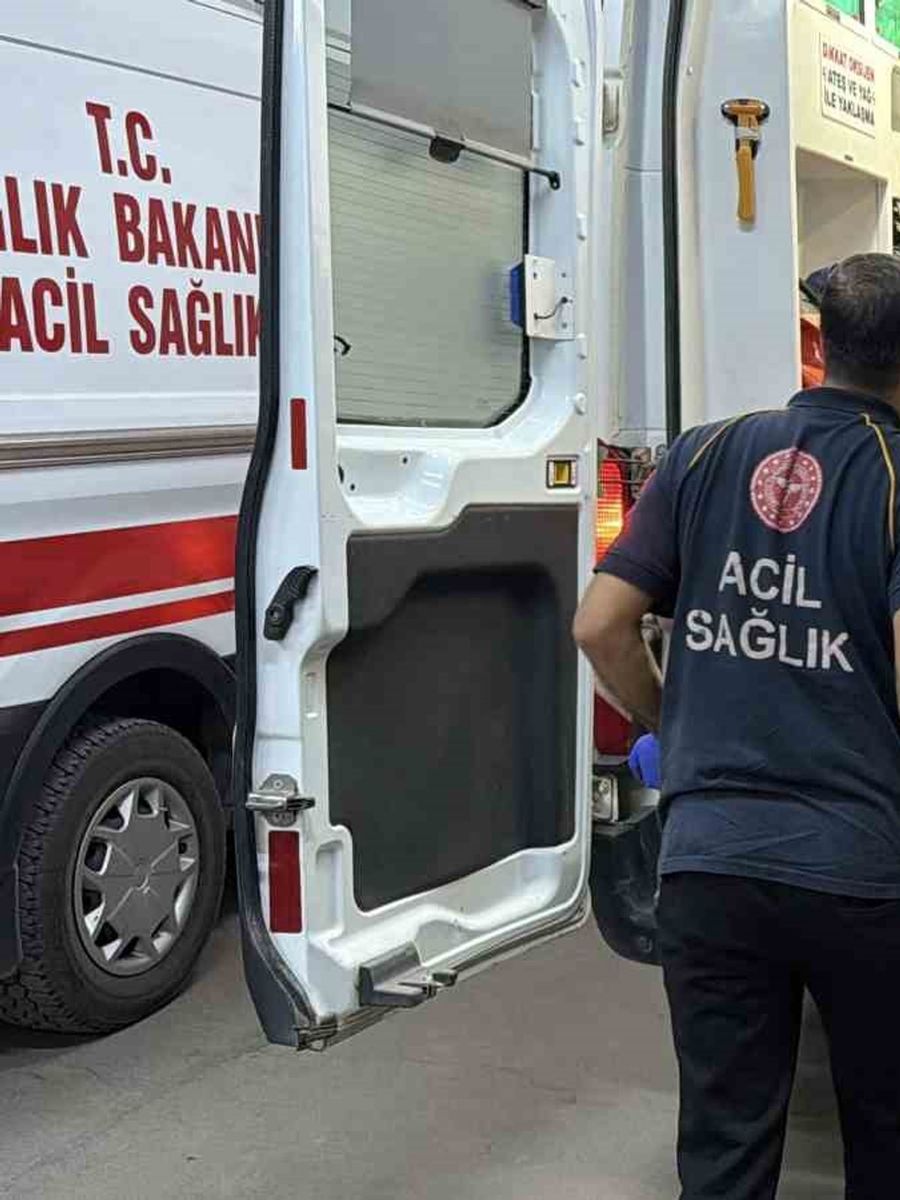 ADIYAMAN’DA MOTOSİKLET İLE OTOMOBİLİN ÇARPIŞMASI SONUCU 2 KİŞİ YARALANDI.