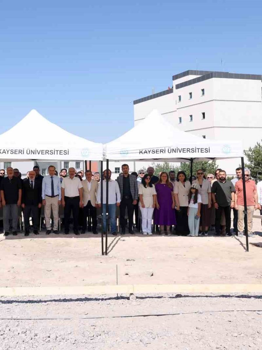 KAYSERİ ÜNİVERSİTESİ (KAYÜ) 15 TEMMUZ YERLEŞKESİNDE, HAYIRSEVER ÇIKRIKÇIOĞLU AİLESİ TARAFINDAN YAPTIRILACAK OLAN BİLİŞİM TEKNOLOJİLERİ MESLEK YÜKSEKOKULU BİNASININ TEMEL ATMA TÖRENİ GERÇEKLEŞTİRİLDİ. TÖRENE; SENATO ÜYELERİ, AKADEMİK VE İDARİ PERSONEL İLE ÖĞRENCİLER KATILDI.