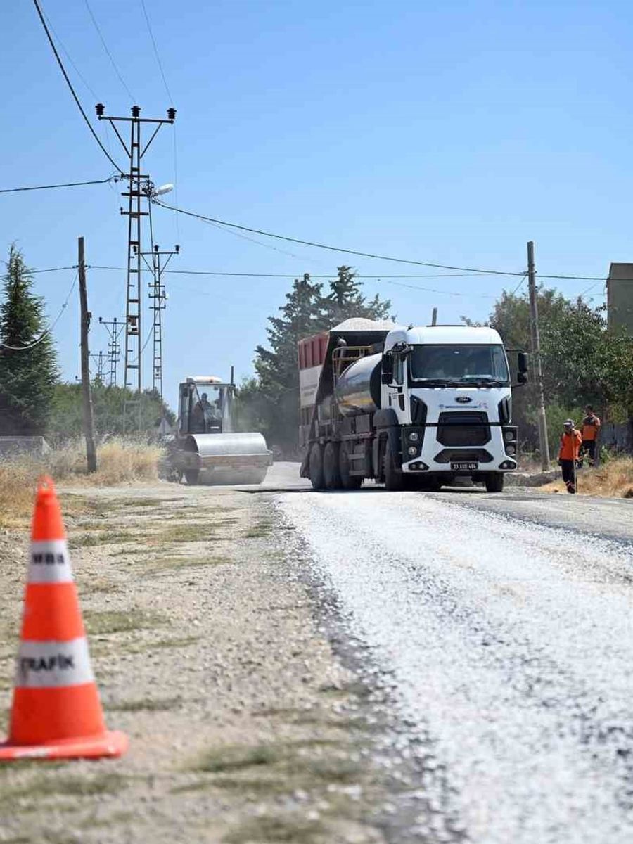 MERSİN’DE GÜLNAR İLE MUT İLÇELERİNİ BİRBİRİNE BAĞLAYAN VE 5 MAHALLENİN YOĞUN OLARAK KULLANDIĞI 35 KİLOMETRELİK GRUP YOLUNDA ÇALIŞMALAR TAMAMLANDI. DAR VE KESKİN VİRAJLARI NEDENİYLE ÖZELLİKLE TIR VE OKUL SERVİSLERİNİN ULAŞIMDA GÜÇLÜK YAŞADIĞI YOL GENİŞLETİLEREK ÇİFT KAT SATHİ KAPLAMA ASFALTLA YENİLEN