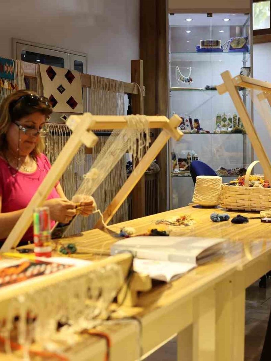 ÇANKIRI’DA UNUTULMAYA YÜZ TUTMUŞ GELENEKSEL DOKUMA SANATI, KİLİM EVİ VE ATÖLYESİNDE GELECEK NESİLLERE AKTARILIYOR.