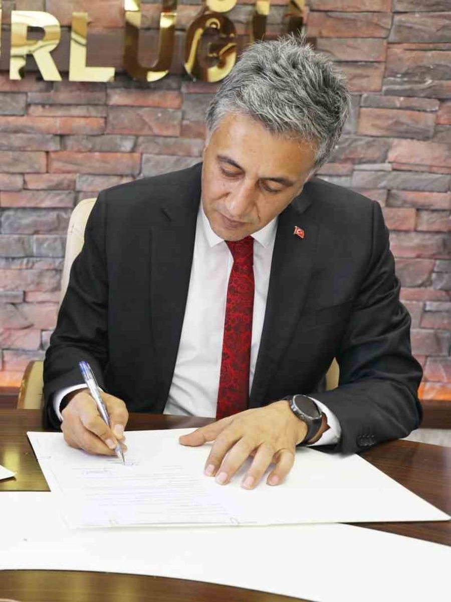 AĞRI İL MİLLİ EĞİTİM MÜDÜRLÜĞÜ İLE ŞEKER FABRİKASI ARASINDA, İŞ MAKİNELERİ OPERATÖRÜ YETİŞTİRİLMESİ VE ÇALIŞANLARIN MESLEKİ YETERLİLİK KAZANMASI İÇİN İŞBİRLİĞİ PROTOKOLÜ İMZALANDI.