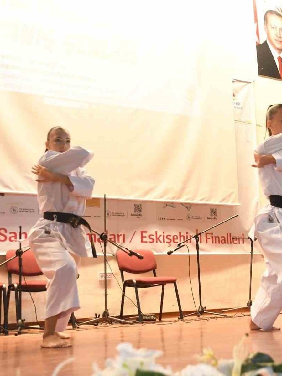 ESKİŞEHİR'DE GENÇLİK VE SPOR BAKANLIĞI (GSB) GENÇLİK YAZ KULÜBÜ KAPANIŞ ŞÖLENİ GERÇEKLEŞTİRİLDİ.