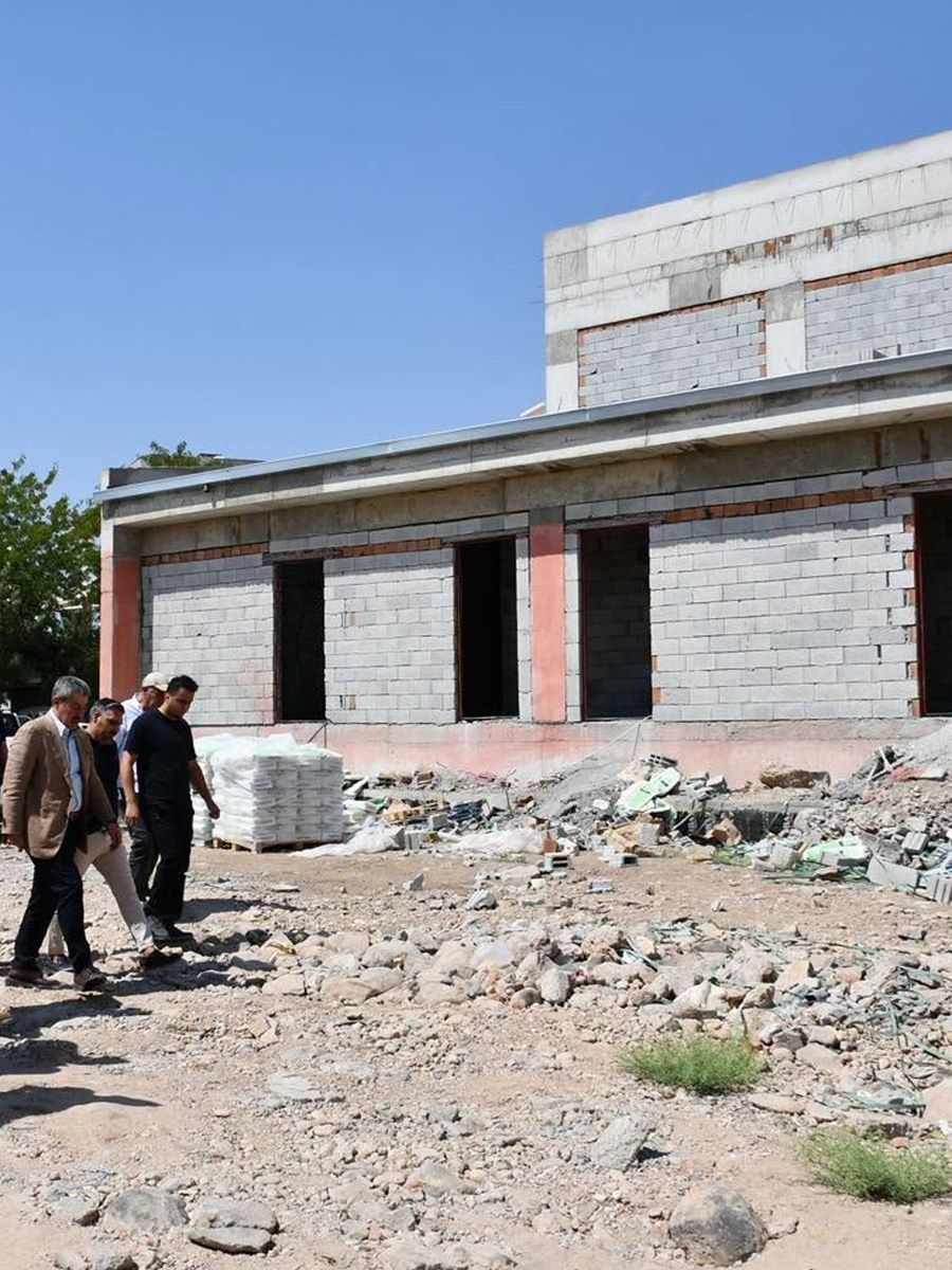 AK PARTİ ŞIRNAK MİLLETVEKİLİ ARSLAN TATAR, İDİL’DE YAPIMI HIZLA DEVAM EDEN YARI OLİMPİK YÜZME HAVUZU İNŞAAT ALANINDA İNCELEMELERDE BULUNDU. TATAR, MODERN TESİSİN TAMAMLANMASIYLA GENÇLERİN SPOR ALTYAPISINA BÜYÜK KATKI SUNULACAĞINI BELİRTTİ.