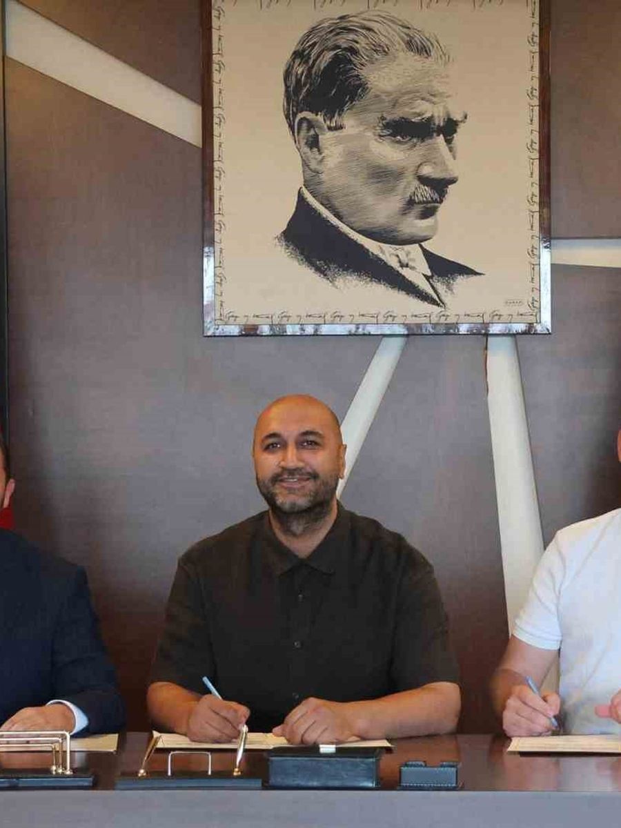 YENİ KURULAN ESKİŞEHİRSPOR BASKETBOL AKADEMİSİ'NİN İMZA TÖRENİ GERÇEKLEŞTİRİLDİ.