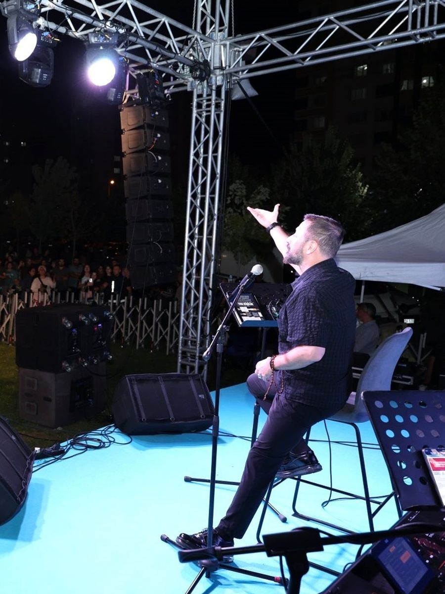 MELİKGAZİ BELEDİYESİ'NİN İLDEM YEŞİLYURT PARKI’NDA DÜZENLEDİĞİ KONSERDE TALHA BORA ÖGE VE ORKESTRASI, EŞSİZ PERFORMANSIYLA YİNE MÜZİKSEVERLERLE BULUŞTU.