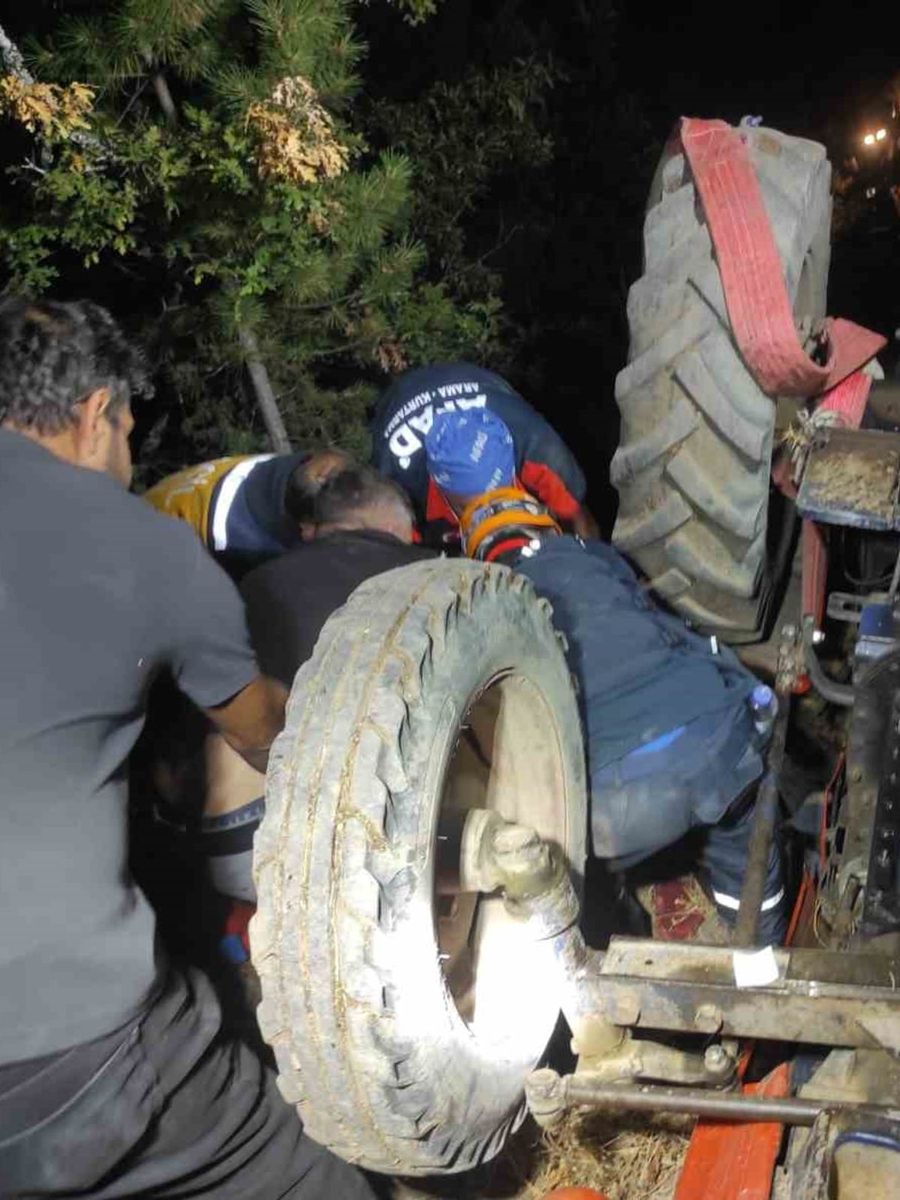DEVRİLEN TRAKTÖRÜN ALTINDA KALAN SÜRÜCÜ KURTARILDI