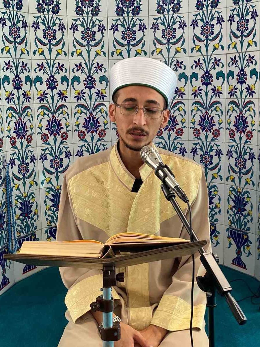 Konuşurken kekeleyen vekil imam hatip, Kur’an-ı Kerim’i ve duaları takılmadan okuyor