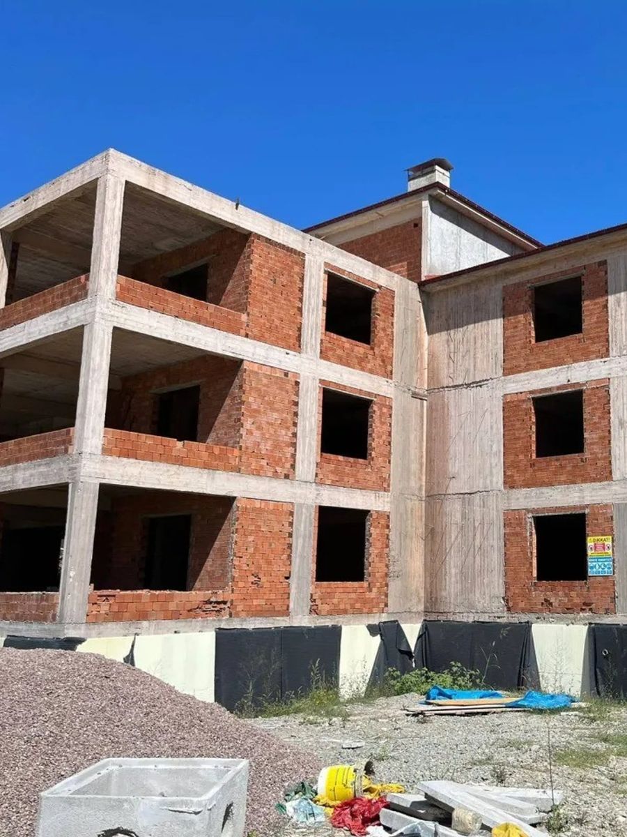 Ayancık’ta yarım kalan huzurevi inşaatı bakanlığa devredildi