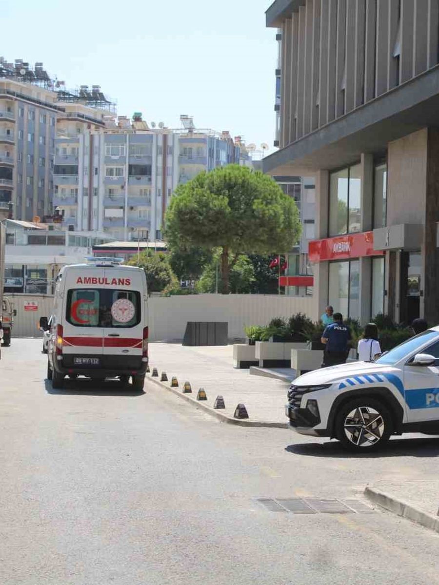 Apartmanın merdivenlerinden düşen yaşlı adam hastanelik oldu