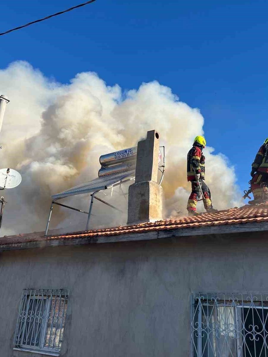 Burhaniye Hisarköy’de ev yangını paniği: İtfaiye ekipleri müdahale etti