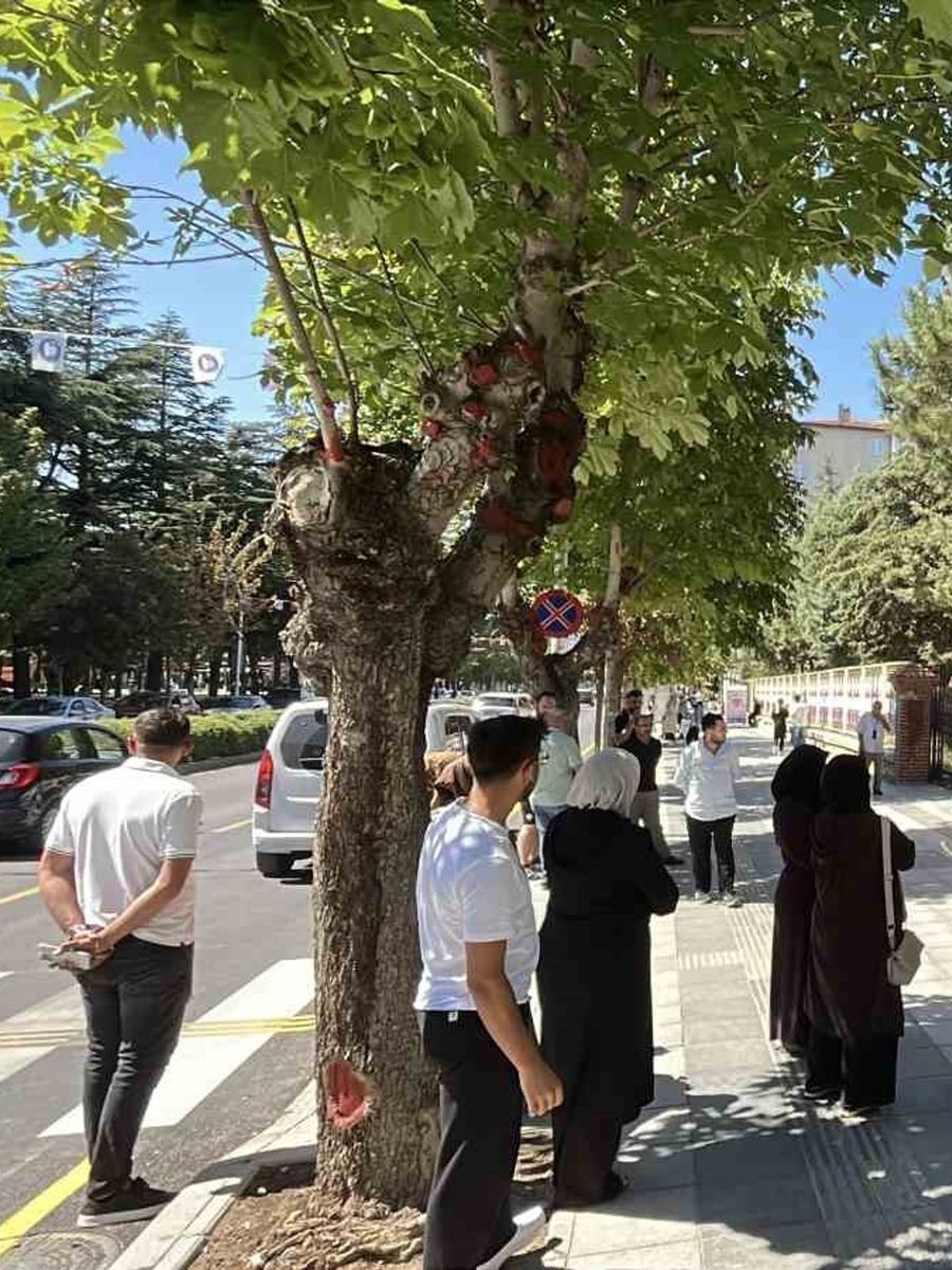 Çorum’da KPSS heyecanı: Adaylar içeride, aileler dışarıda ter döktü