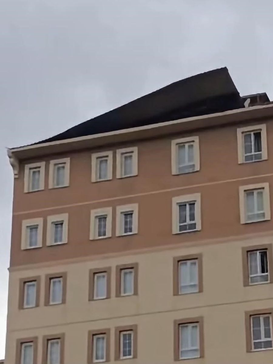 Bingöl’de kuvvetli rüzgar çatıları uçurdu