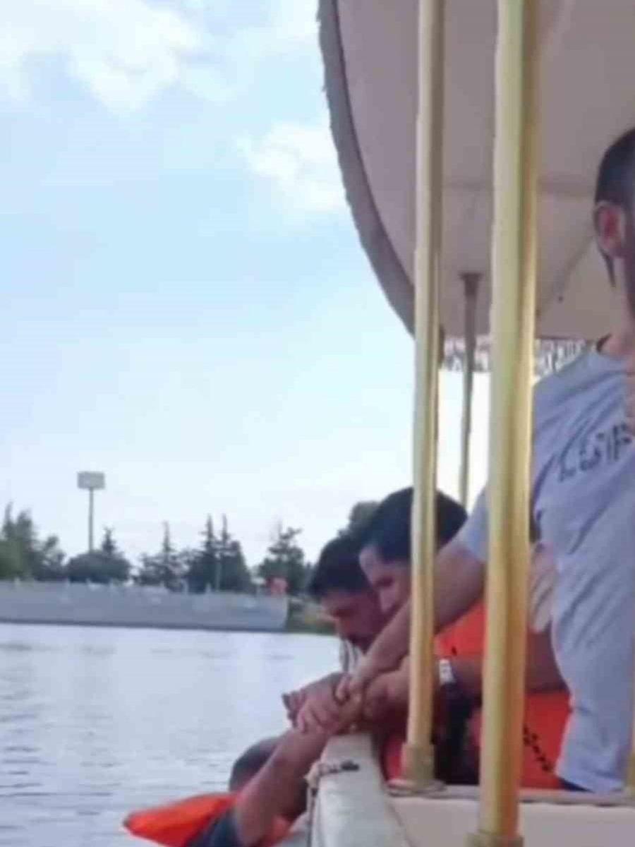 Köprüden nehre düşen adamı, gezi teknesindeki vatandaşlar kurtardı