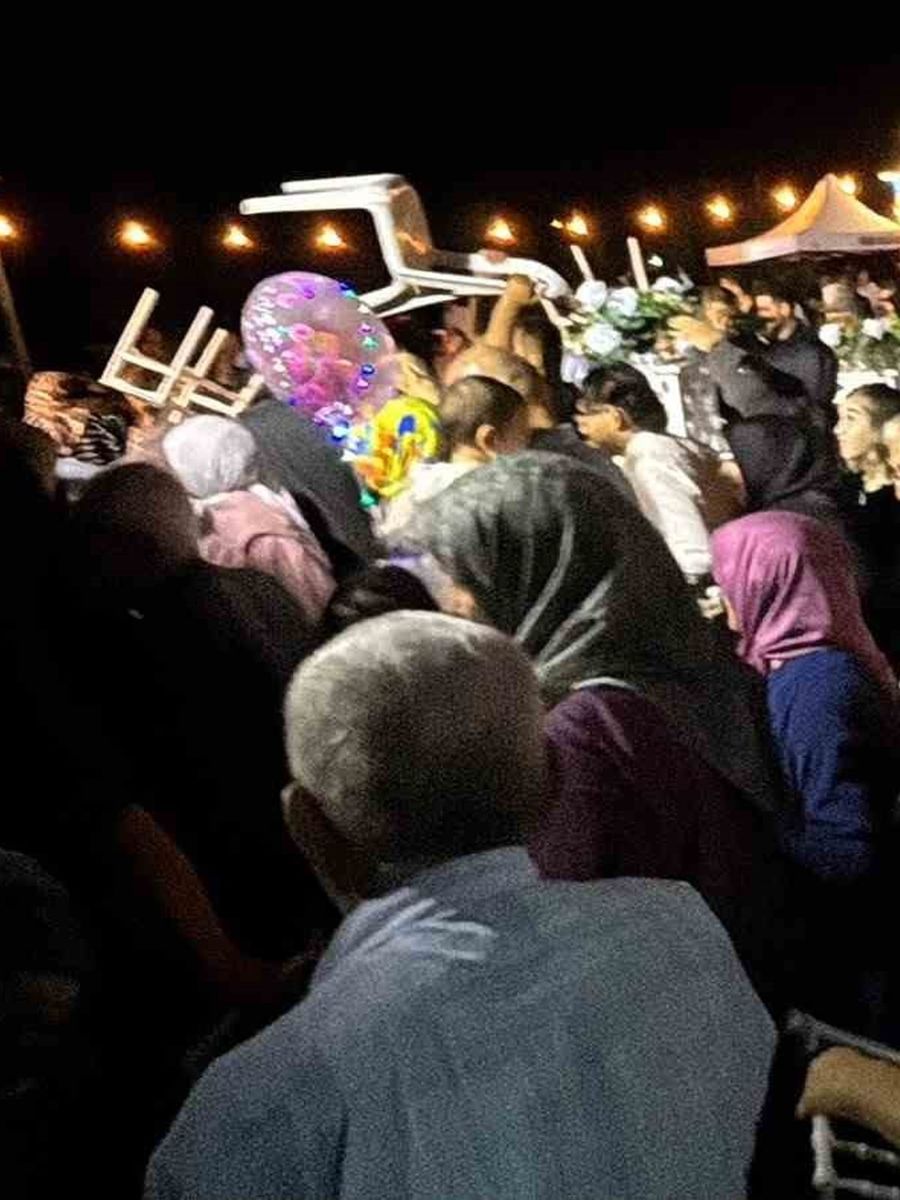 Ani bastıran yağmur düğünü takılar takılamadan dağıttı
