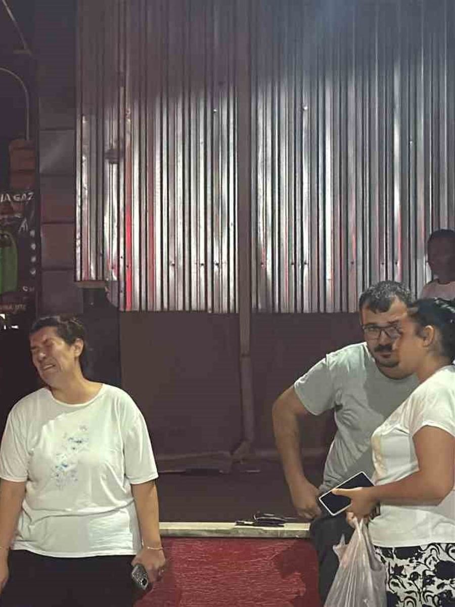 Alevlere teslim olan iş yerlerini gözyaşlarıyla izledi