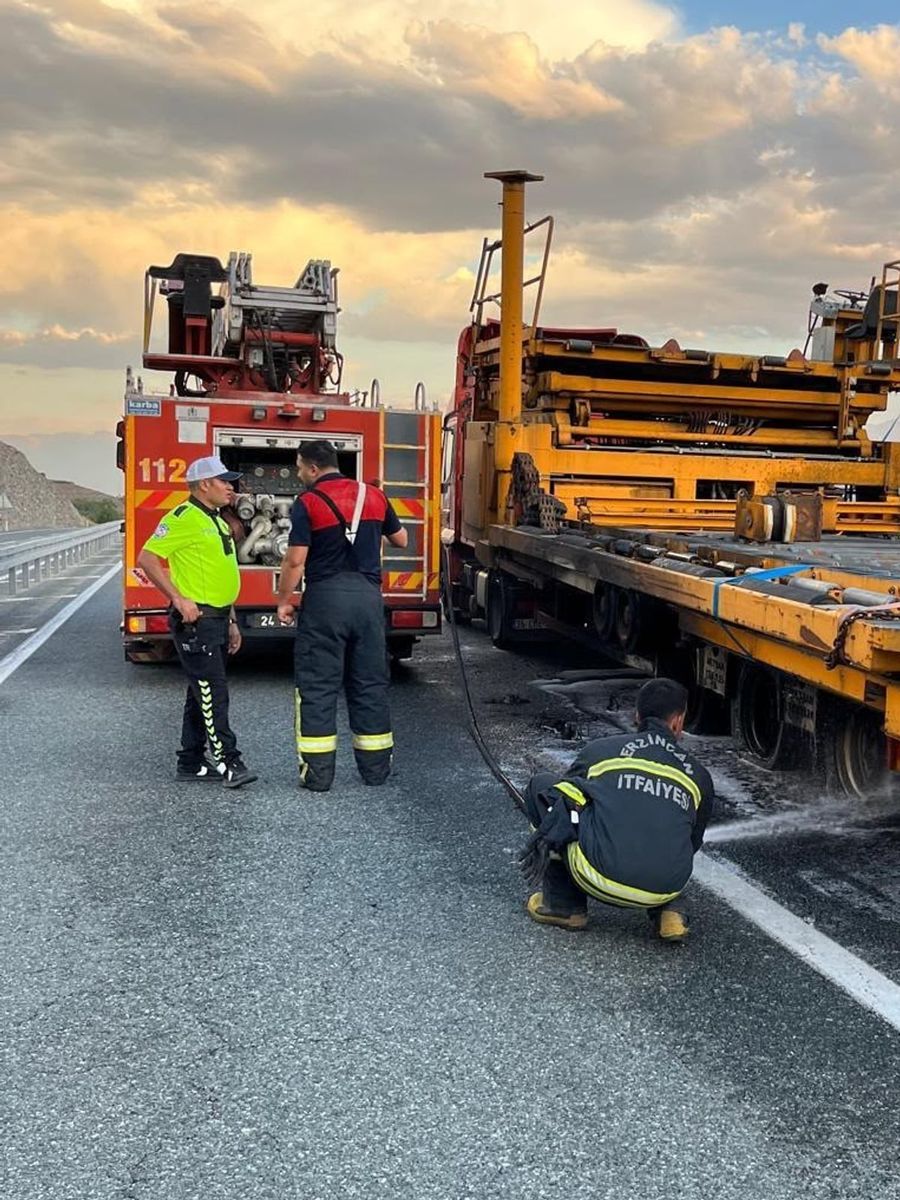 Erzincan’da seyir halindeki tırın dorsesi yandı
