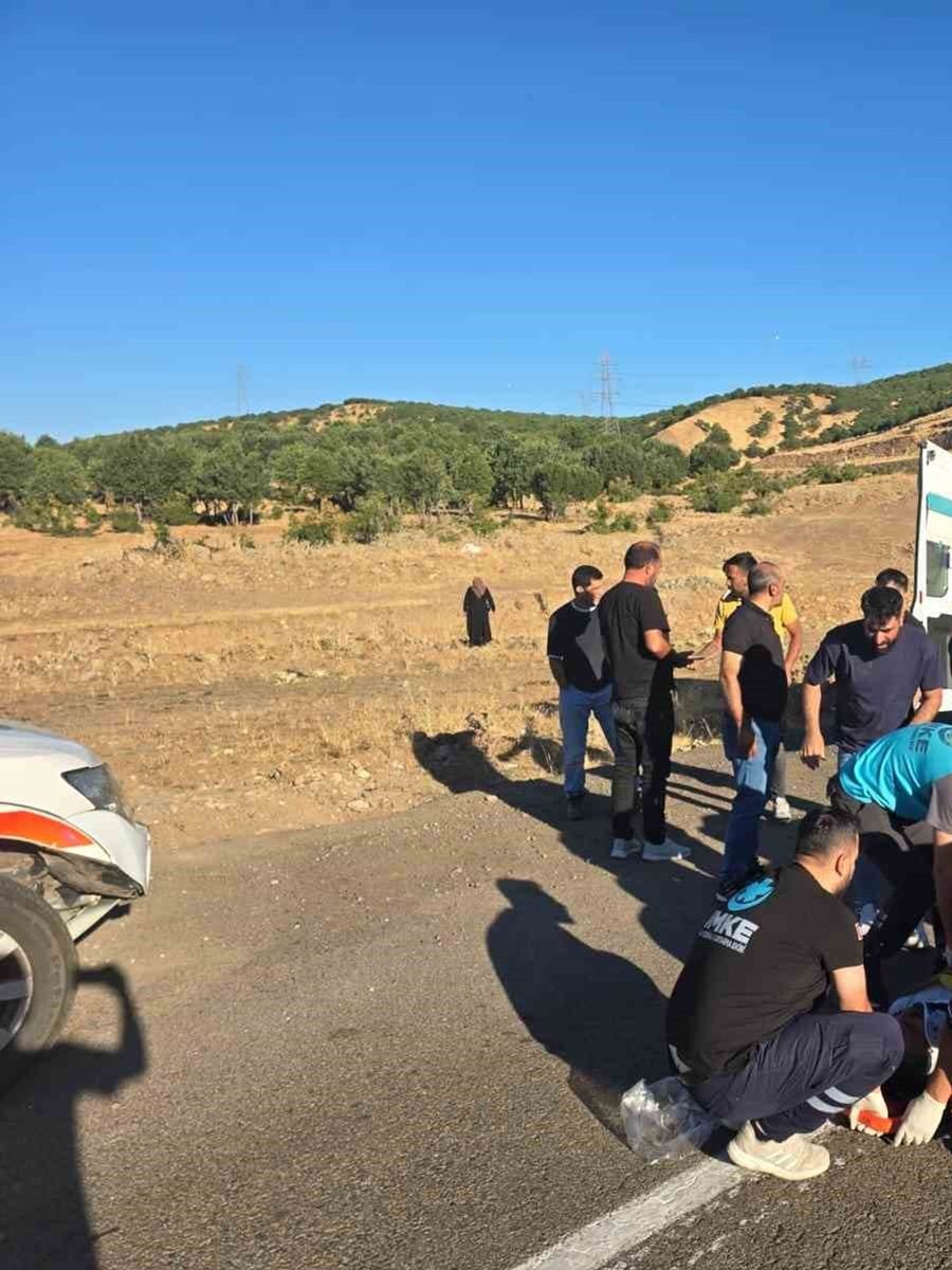Bingöl’de kamyonet şarampole yuvarlandı: 3 yaralı