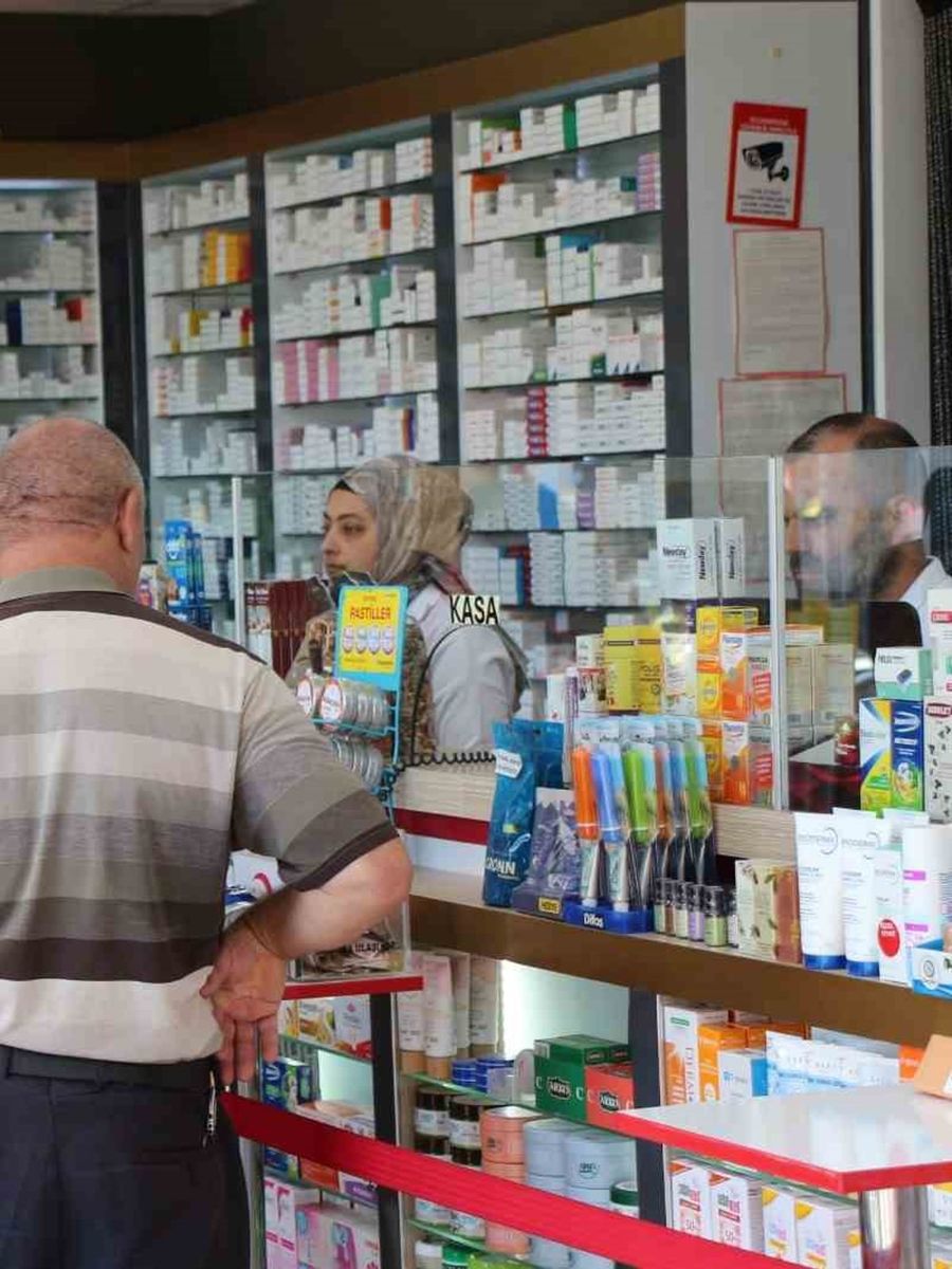 İhtiyaç sahiplerine eczane ve gıda desteği