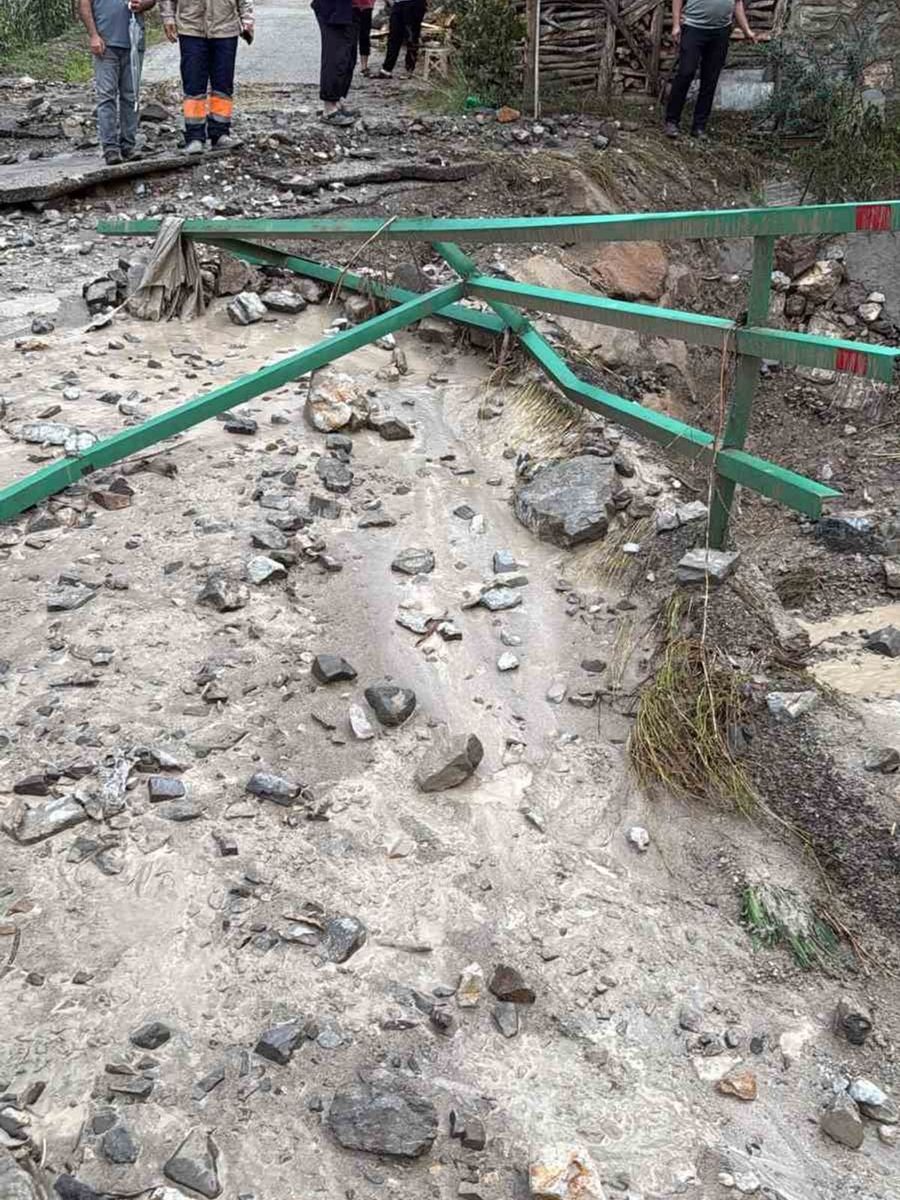 Erzurum Uzundere’de aşırı yağış sel getirdi