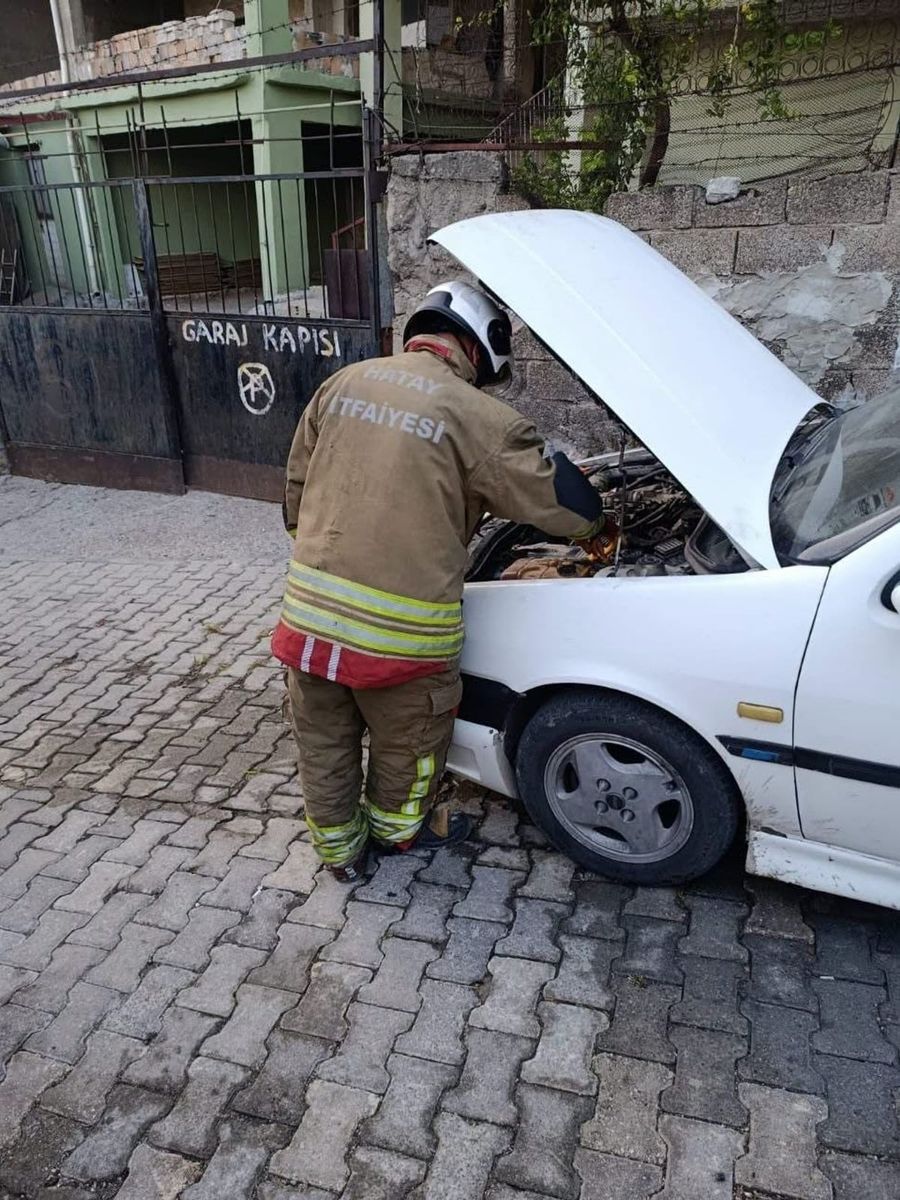 İskenderun’da otomobilde yangın çıktı