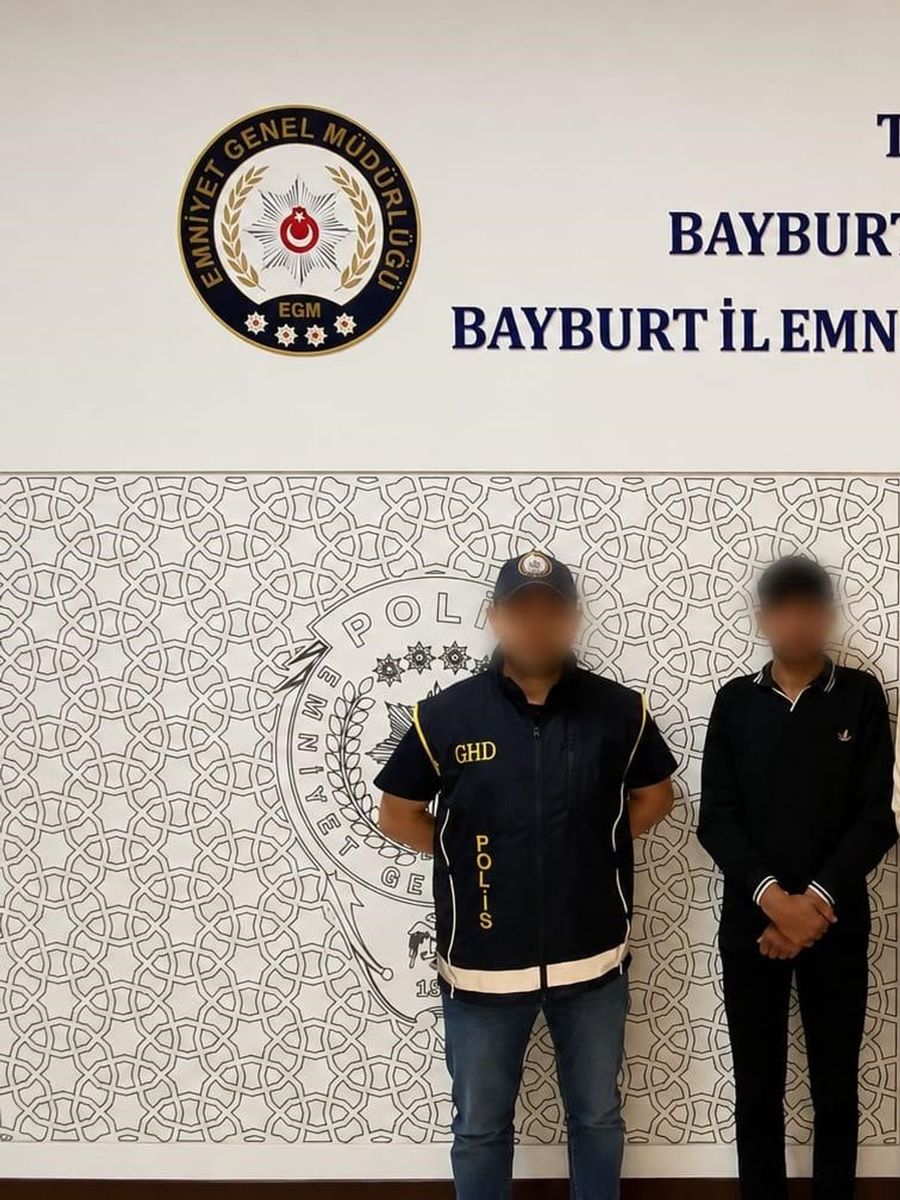 Bayburt’ta 2 düzensiz göçmen sahte yol izin belgesiyle yakalandı