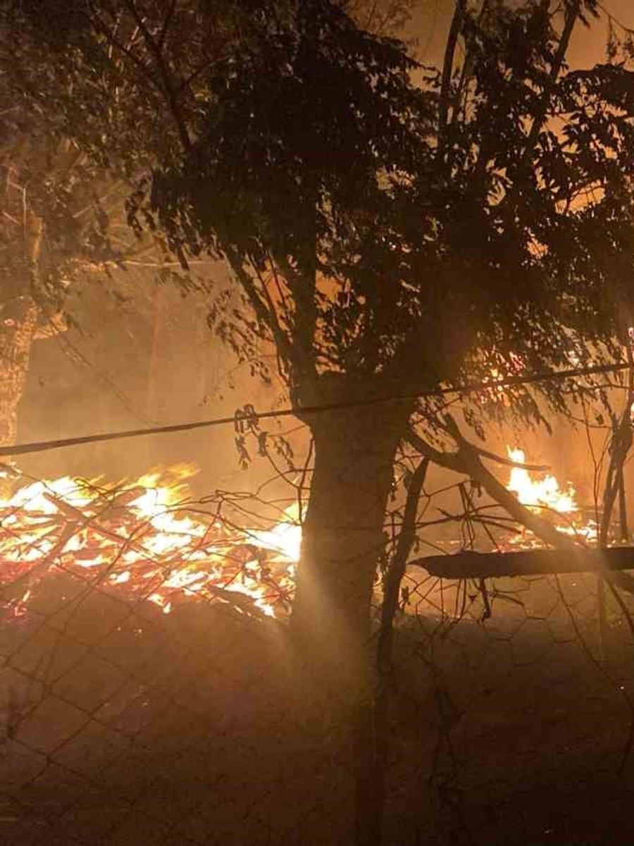 Antalya’da gece yarısı arazi yangını: 2 ev kullanılamaz hale geldi
