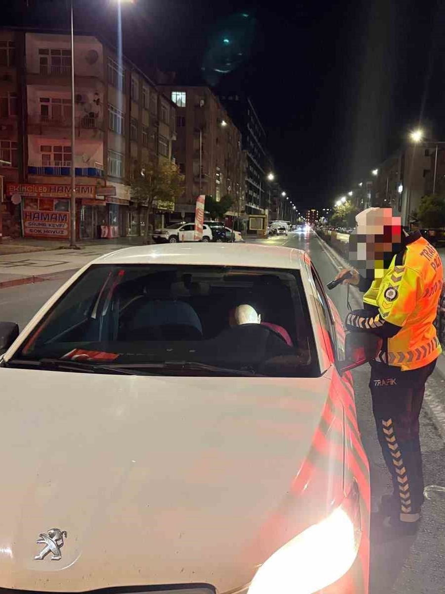 Kayseri’de otomobiliyle uyuyakalan sürücüye 25 bin TL idari para cezası yazıldı