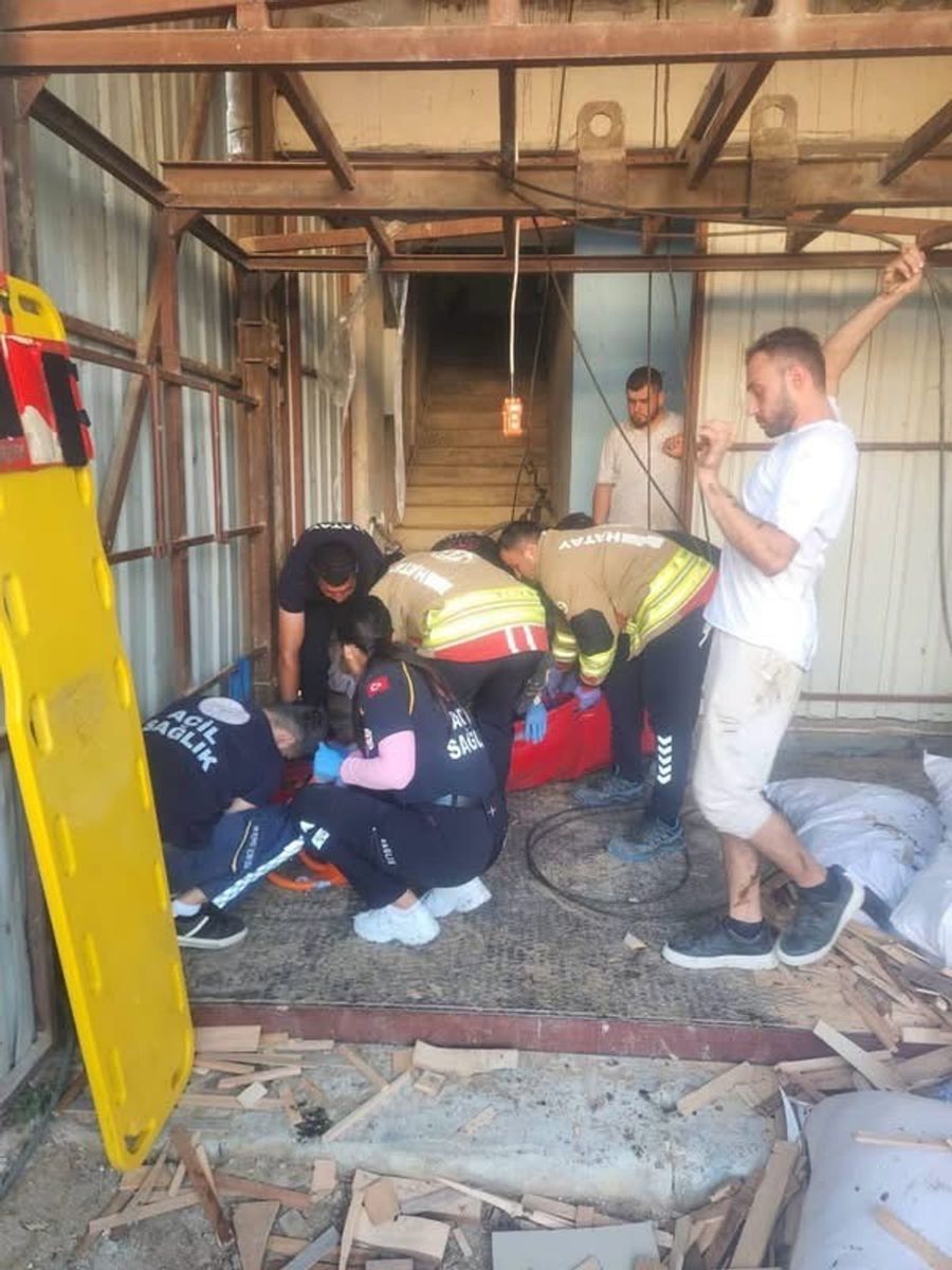 Antakya’da yük asansörü düştü: 1 yaralı