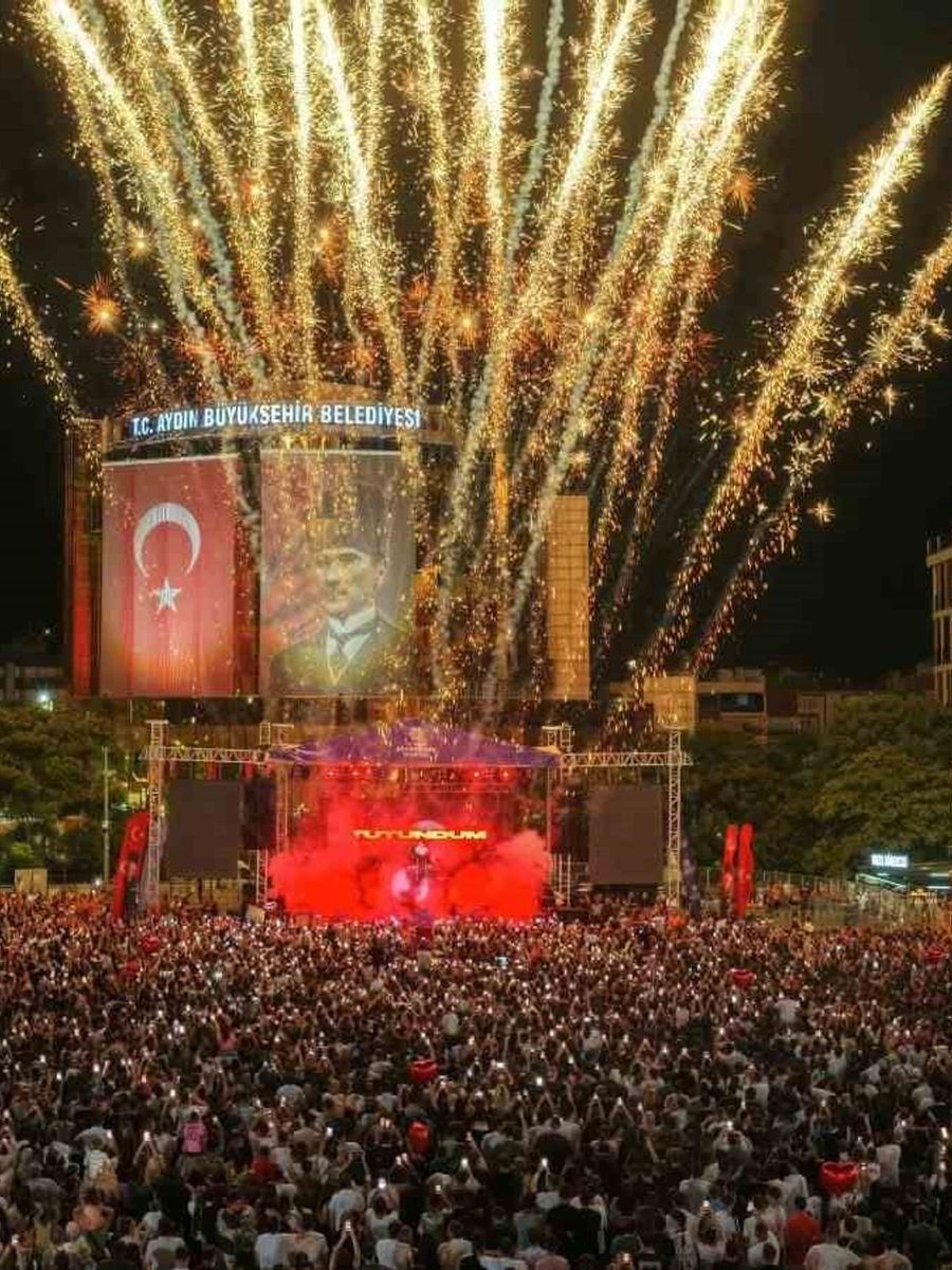 Aydın’ın kurtuluş coşkusu Atatürk Kent Meydanı’na sığmadı