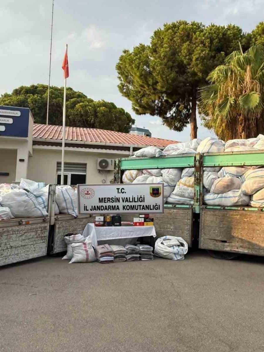 Piyasa değeri 50 milyon TL: Kaçak 20 binden fazla kıyafet ele geçirildi