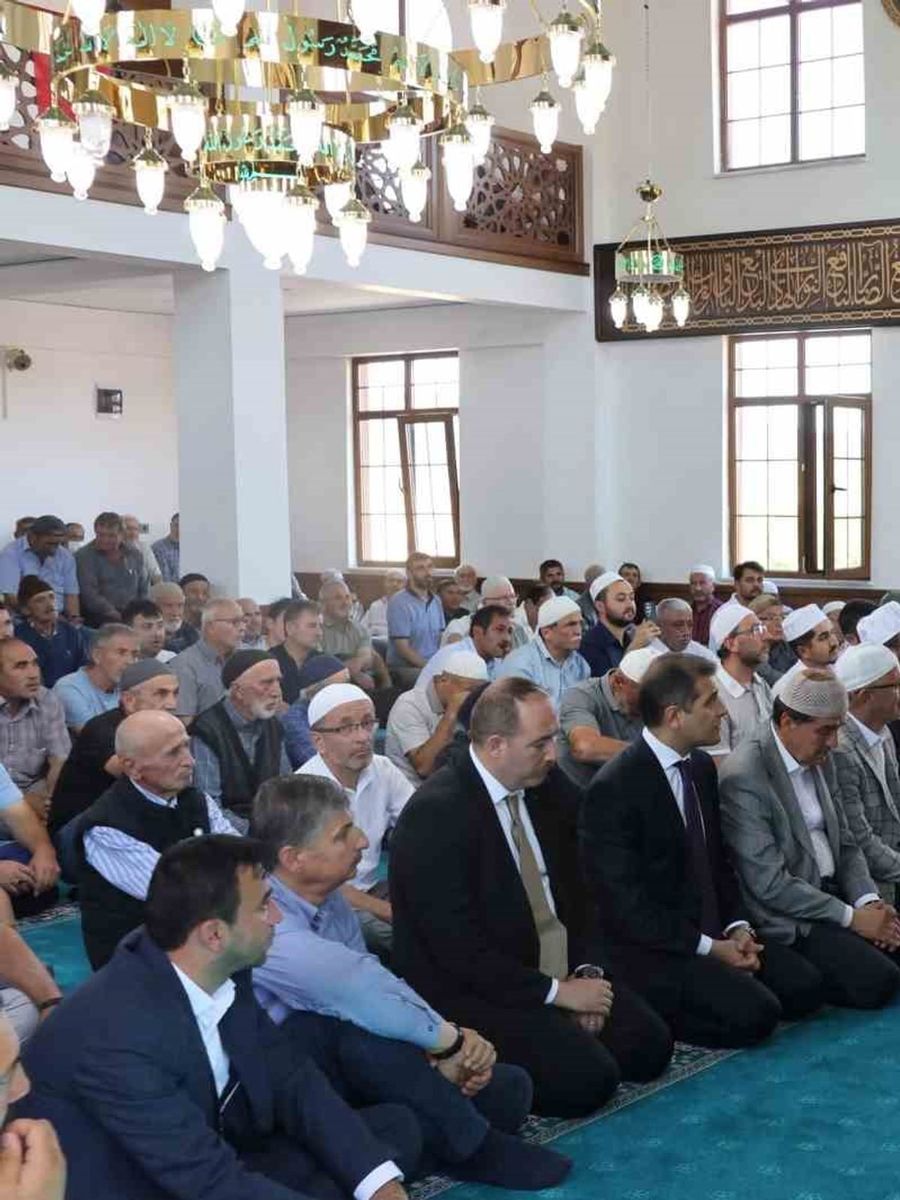 Eski cami korundu, yenisi ibadete açıldı