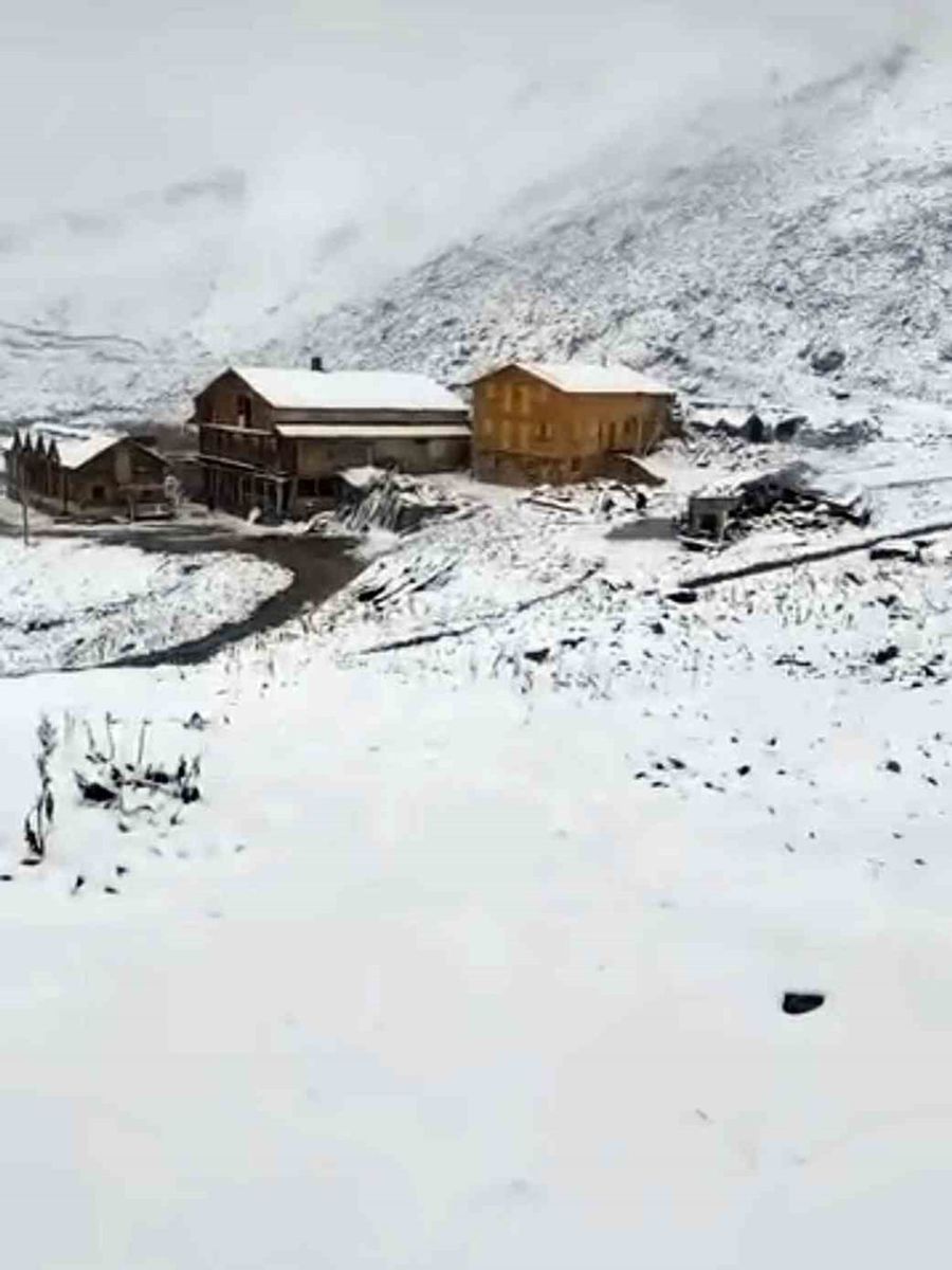 Rize’nin yaylalarına Eylül’de kış geldi, 3 bin 100 metre yükseklikte bulunan Tahpur Yaylası beyaza büründü