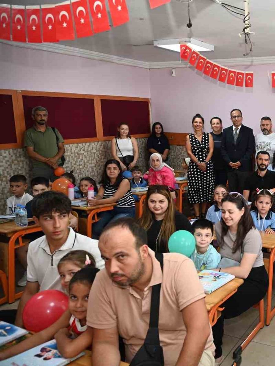 Aydın’da okula ilk adım atan minikler yalnız kalmadı