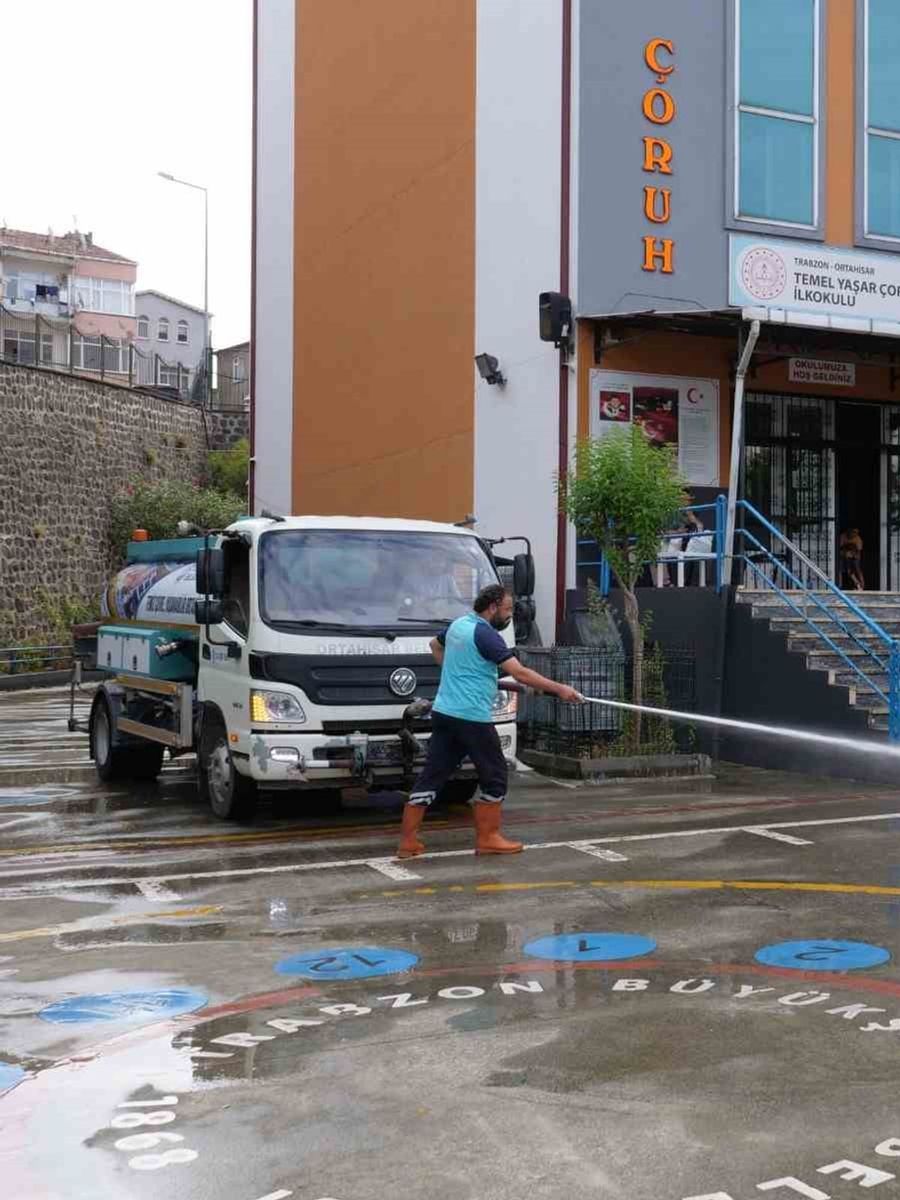 Okul bahçelerinde temizlik mesaisi