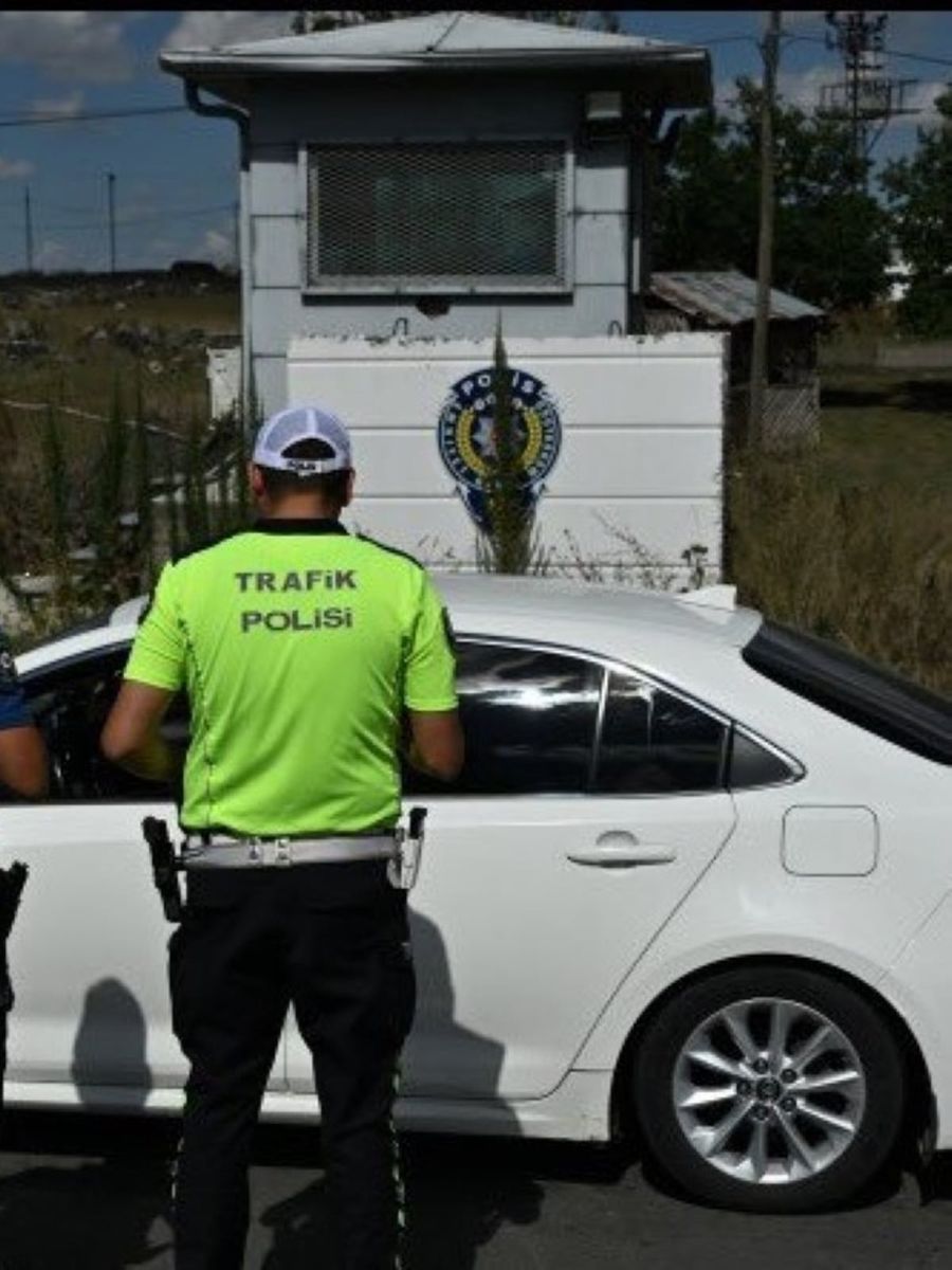 Kars’ta trafik ekiplerinden karayollarında sıkı denetim: "Hızınızı düşürün, kemerinizi takın"