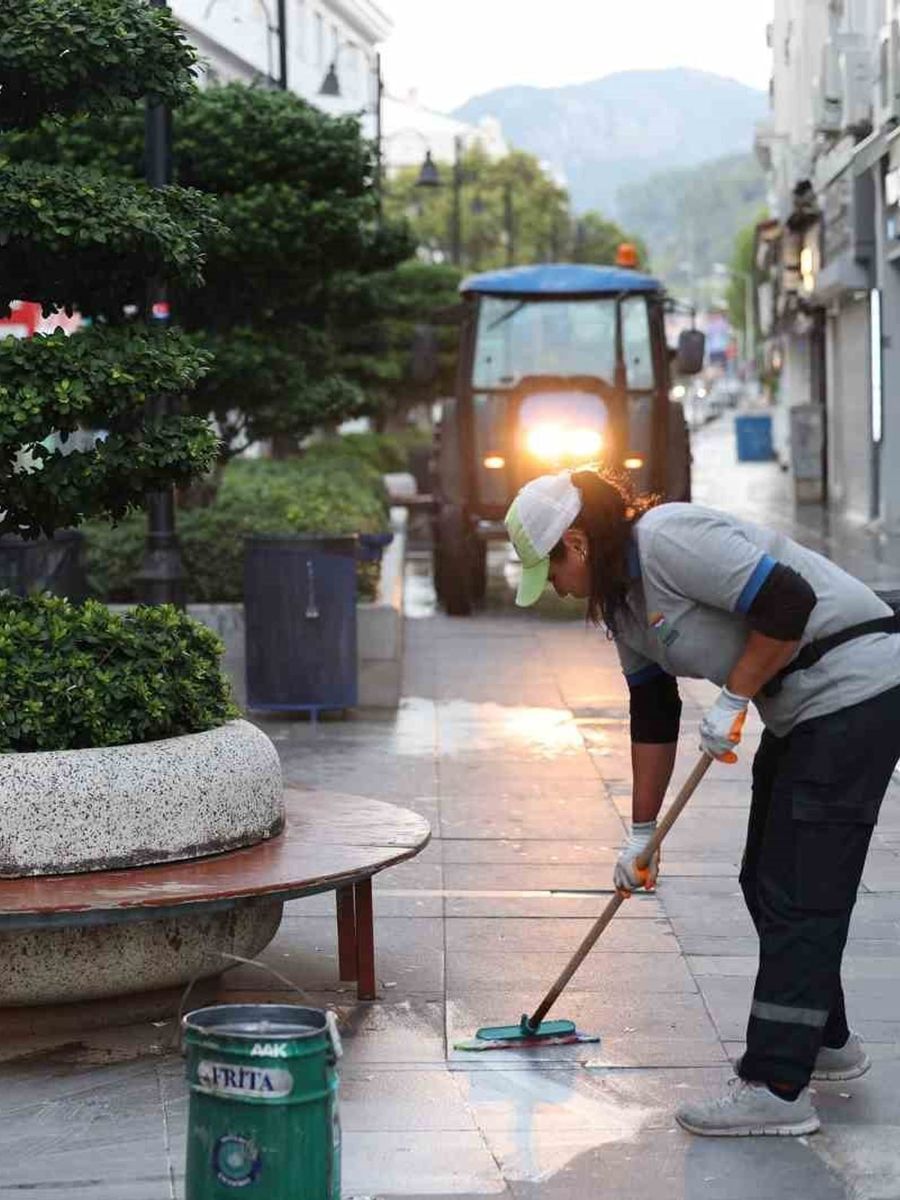 Marmaris Sevgi Yolu’nda temizlik çalışması