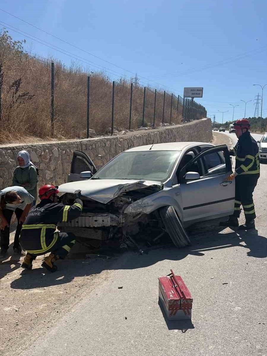 Bilecik’te seyir halinde kontrolden çıkan otomobil istinat duvarına çarptı