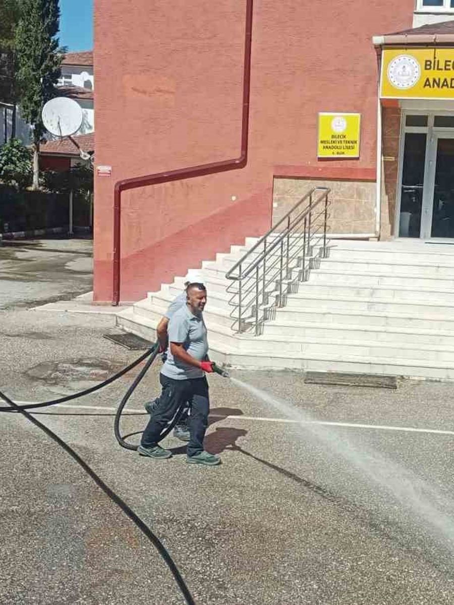 Okul bahçeleri ve oyun sahaları yıkanarak temizlendi