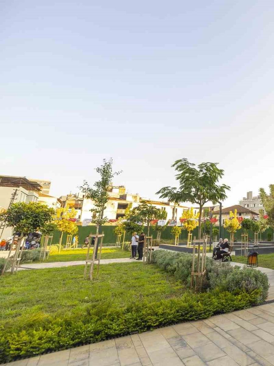 Mersin’de Kırmızı Lacivert Kent Meydanı çarşıya nefes aldırdı