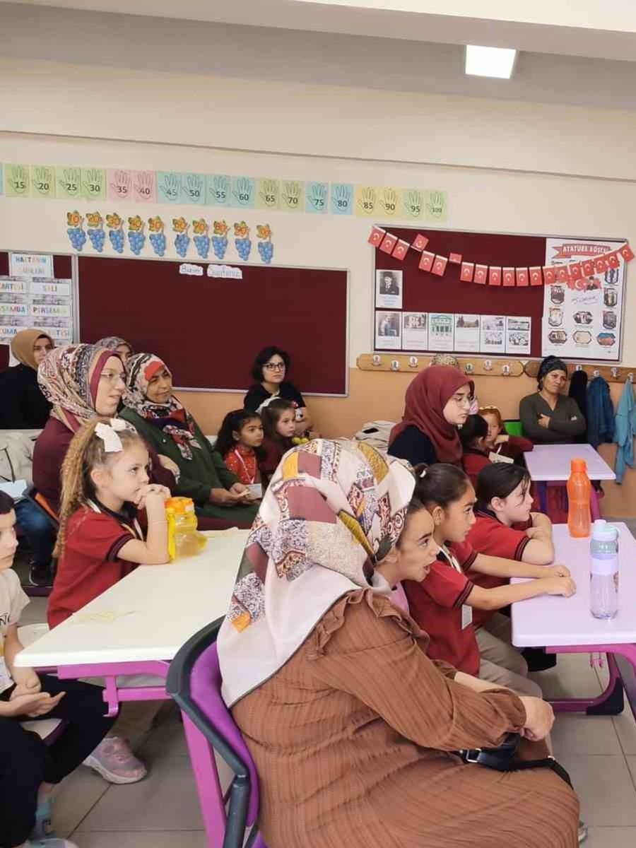 Altıntaş’ta Uyum Haftası heyecanı: Minik öğrenciler okula ilk adımı attı