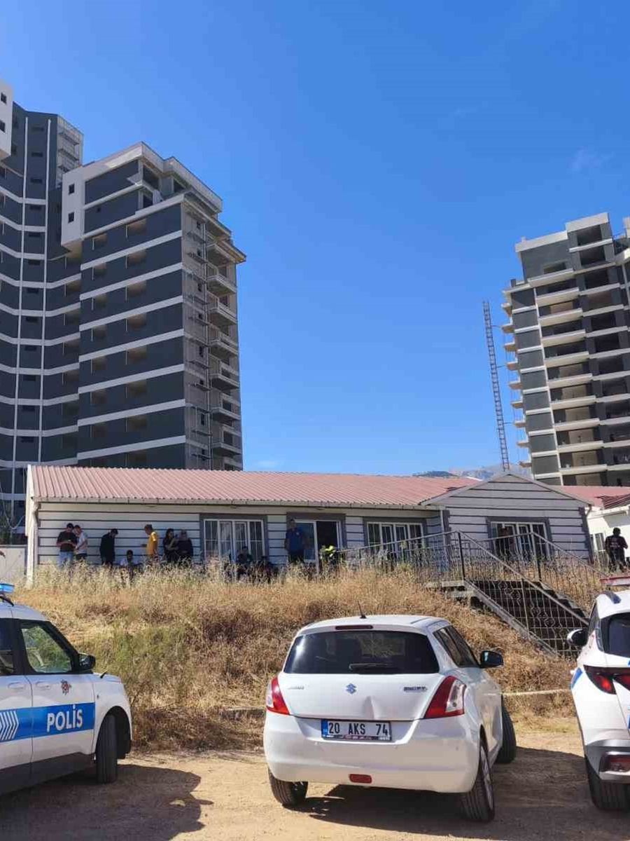 Paralarını alamayan işçiler 15 katlı inşaatın çatısına çıktı